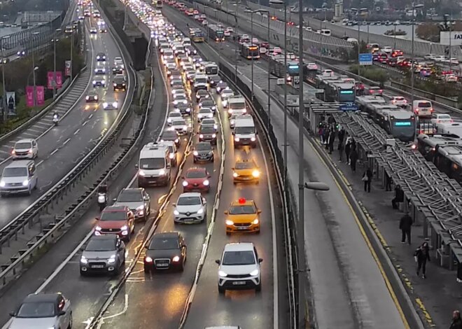 Öğrenciler Derse Başladı, İstanbul’da Trafikte Yoğunluk Yaşandı