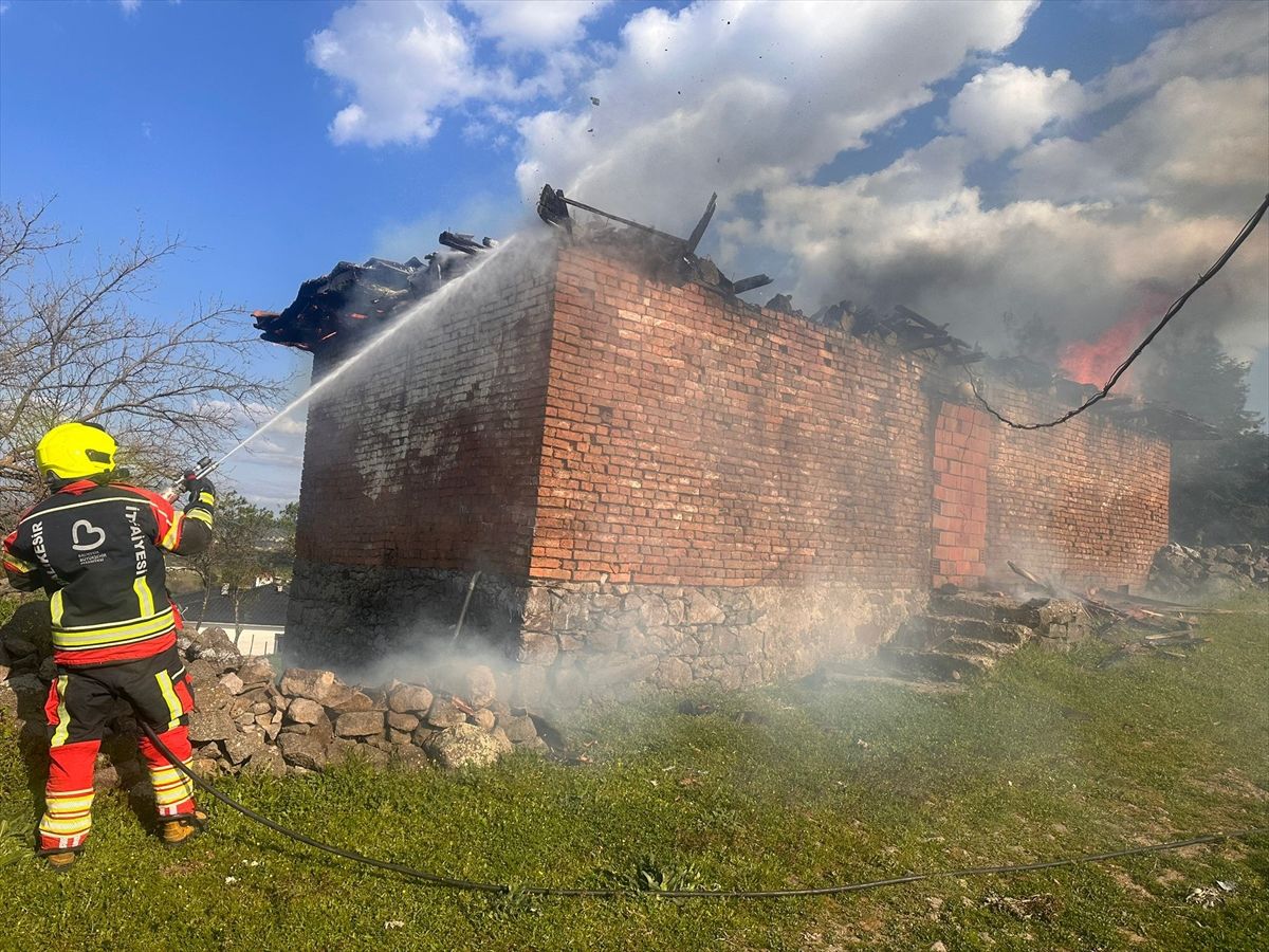 Sındırgı’da Evde Yangın Paniği: İtfaiye Hızla Müdahale Etti