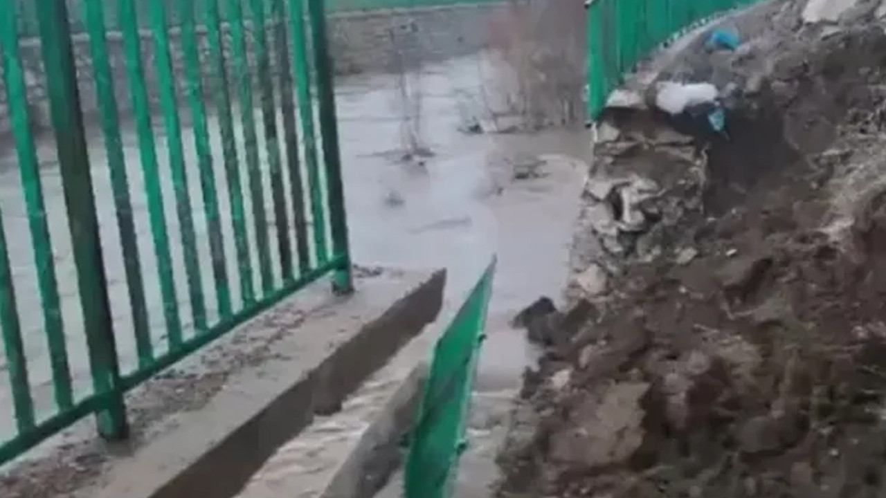 Yüksekova’da Yağışlar Sonrası İstinat Duvarı Çöktü