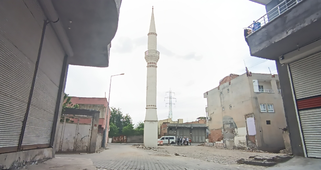 Bursa’da Gece Yarısı Alkollü Sürücü Kaza Yaptı, Mahalleli Sokağa Çıktı