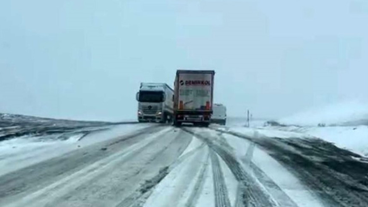 Mayıs Ayında Kar Yağışı: Ilgar Dağı Geçidi’nde TIR’lar Mahsur Kaldı