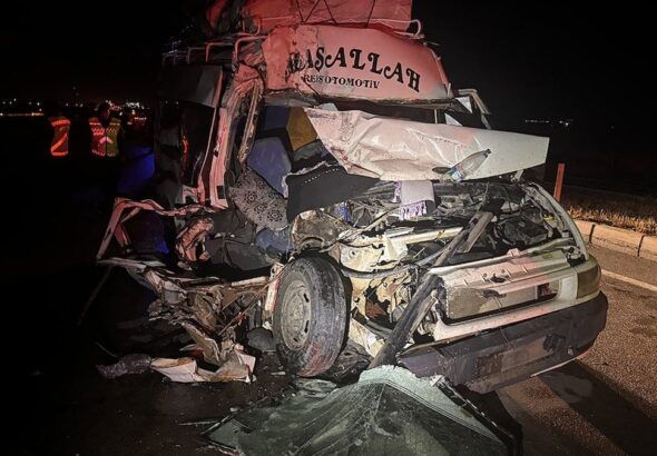 tarim-iscilerini-tasiyan-minibus-kaza-yapti-12-yarali-Spt2MyHC