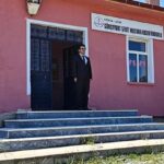 Bu okulun tek öğrencisi var! 3. sınıf öğrencisi İlayda tek başına karne aldı: Öğretmenden duygulandıran hediye
