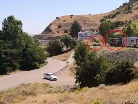 Elazigda korkutan kaza yolcu treni hemzemin gecitte otomobile carpti ru3Qnjg3