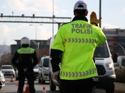 Kartalda trafikte bir araci israrla takip eden surucuye 180 bin lira ceza JRNQcbd2
